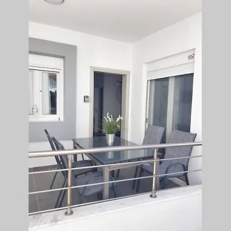 New 2 Bedroom Apt. Just By The Sea! Apartman *