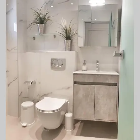 Apartman New 2 Bedroom Apt. Just By The Sea!