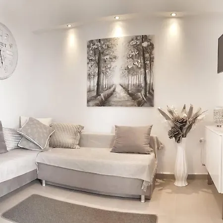 New 2 Bedroom Apt. Just By The Sea! Apartment