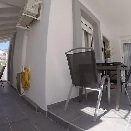 Apartman New 2 Bedroom Apt. Just By The Sea!
