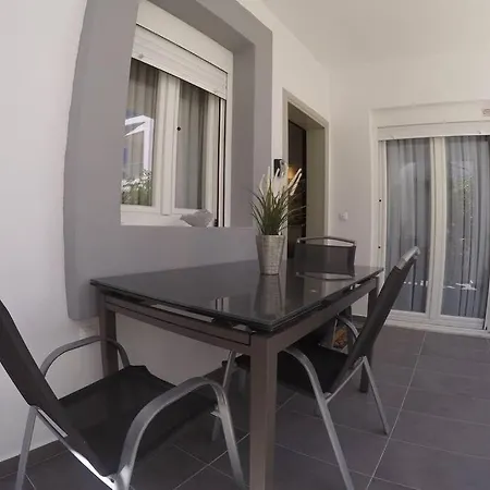 New 2 Bedroom Apt. Just By The Sea! Apartman *