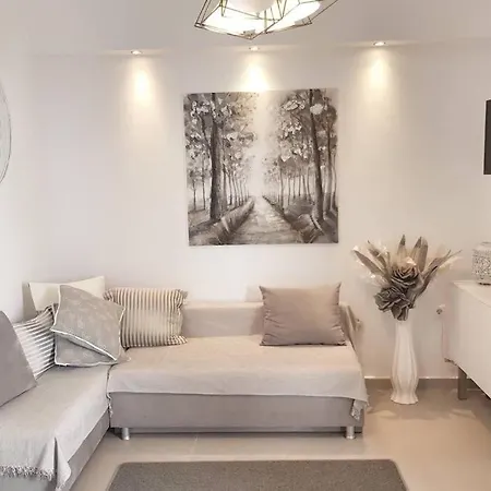 Apartman New 2 Bedroom Apt. Just By The Sea!
