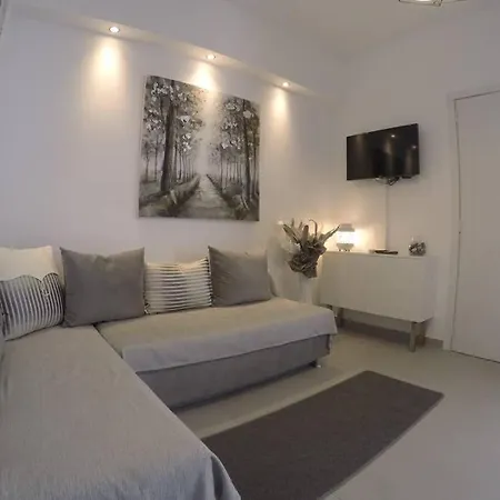 Apartment New 2 Bedroom Apt. Just By The Sea! Polychrono